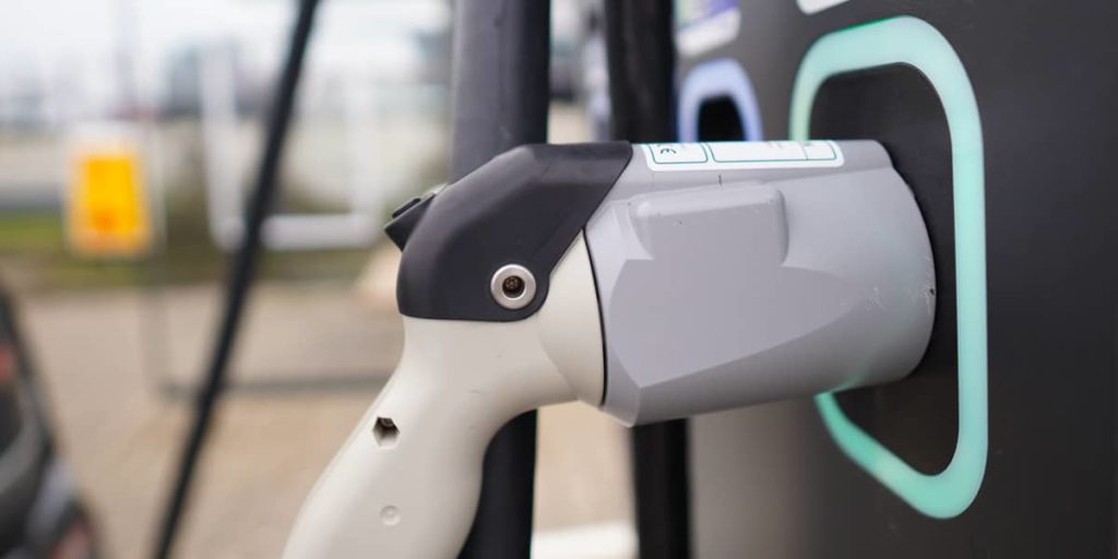 Kohlendioxid sinkt beim Elektroauto durch Ökostrom